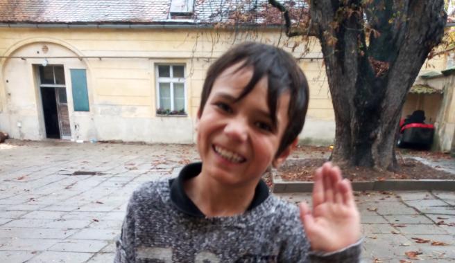 Fotbalistovi Alexovi na roční jízdné do školy
