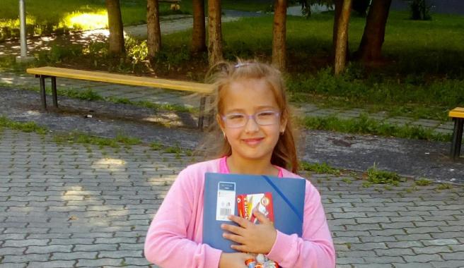 Aby se Serenka nestyděla, že nemá školní potřeby