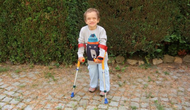 Díky rehabilitacím se Matýsek postaví na nohy