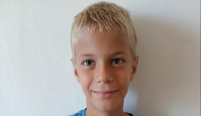 Denisovi na fotbal, který bezmezně miluje