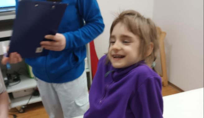 Ortézy pomohou Elizabetce postavit se na nohy